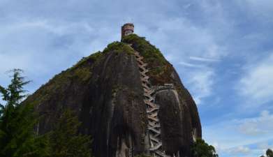 Ganztagesausflug Piedra de Peñol und Guatapé