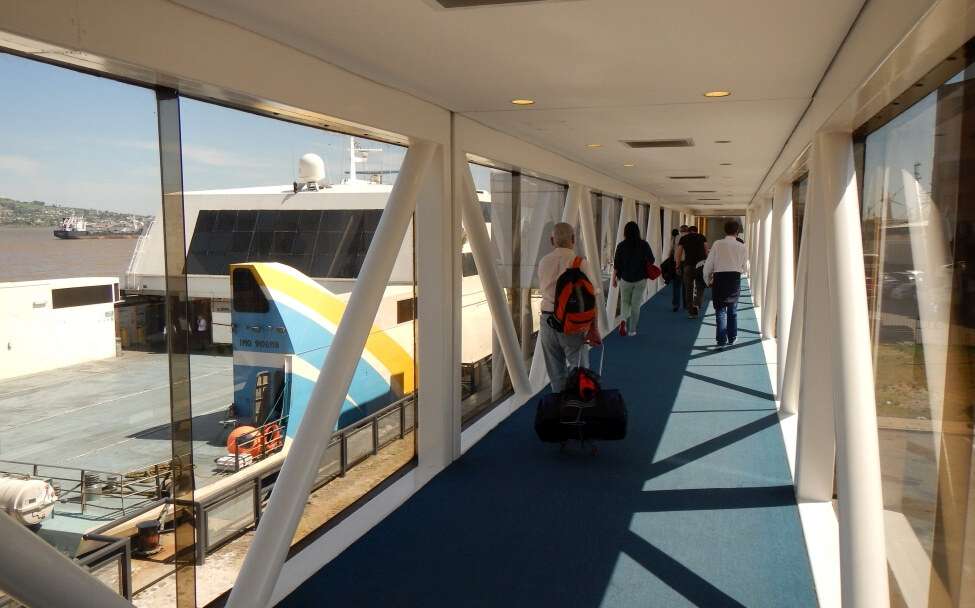 Verbindungen - Flug- Schiffs- und Busverbindungen ab Montevideo