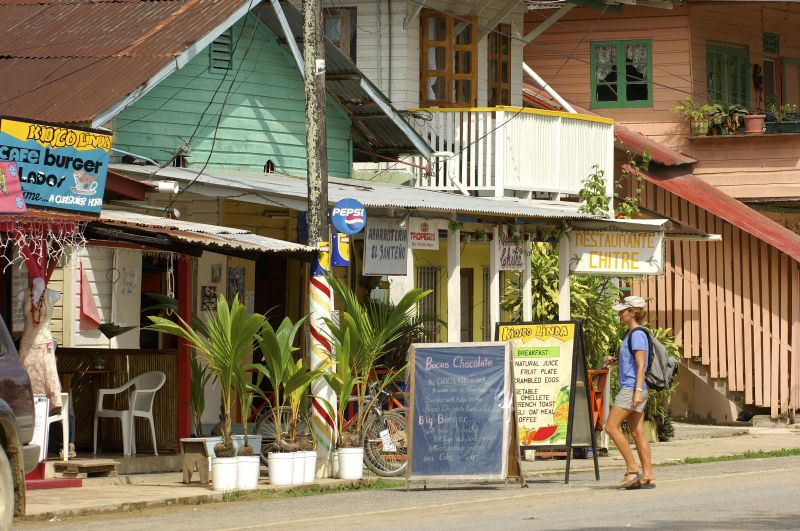 Straße im Ort Bocas del Toro, Panama