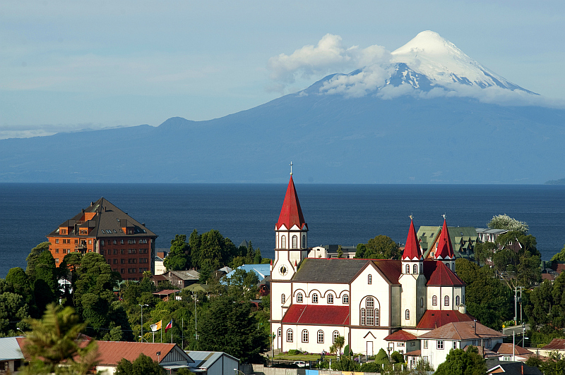 Puerto Varas mit Lago Llanquihue und Vulkan Osorno