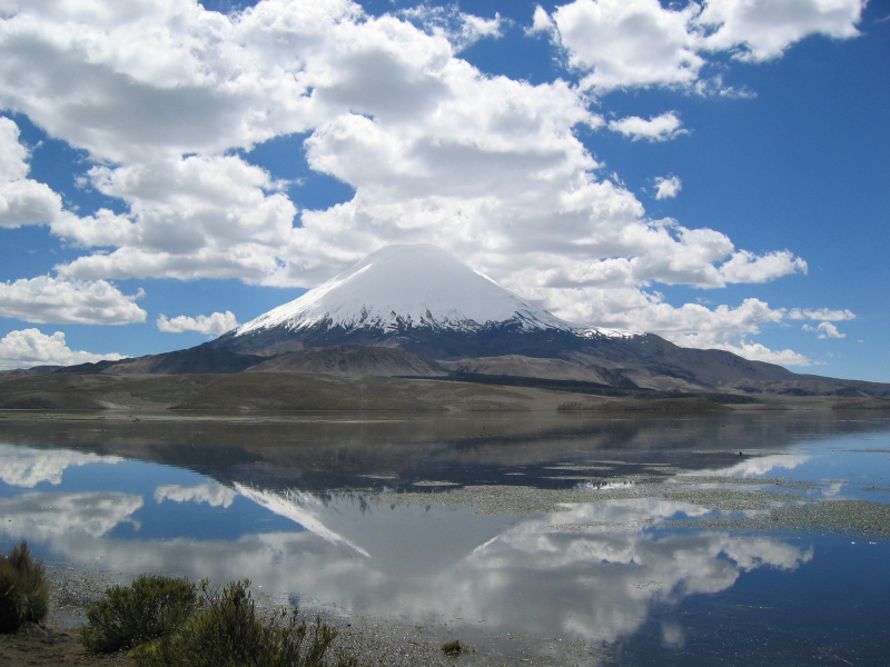 Vulkan Parinacota, Nationalpark Lauca mit See Lago Chungara, Nordchile